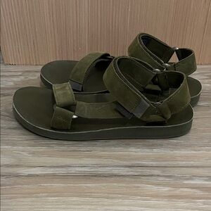 Teva Men’s green leather universal sandal size 8